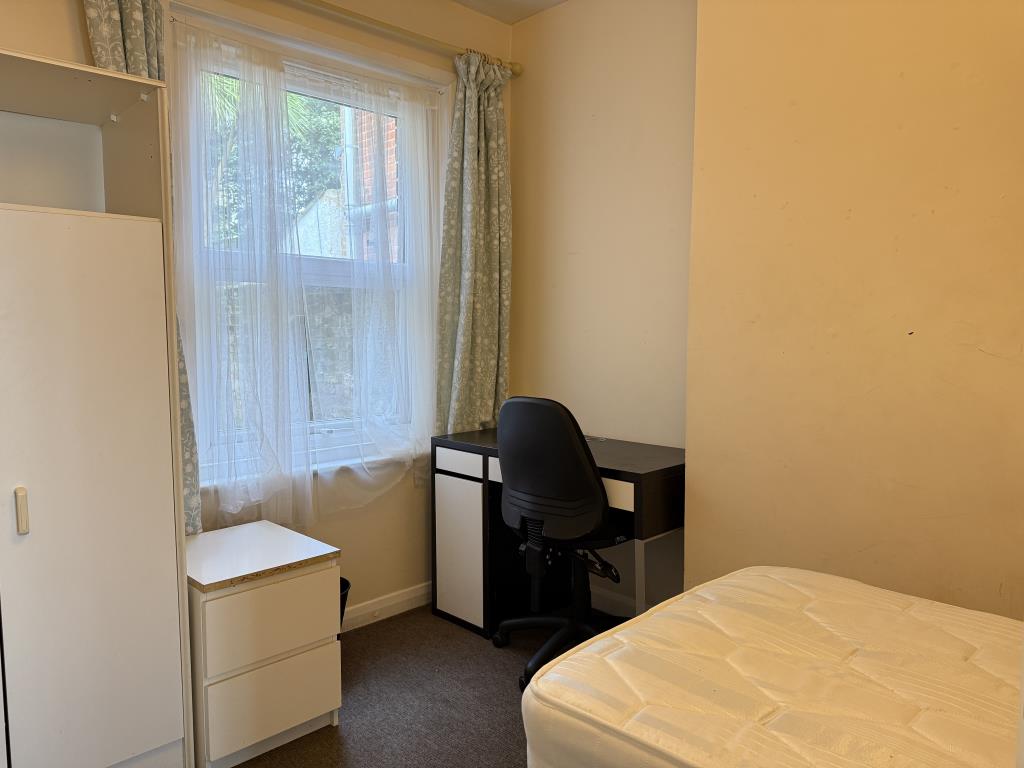 Lot: 144 - FREEHOLD HOUSE FOR INVESTMENT OR OCCUPATION - Ground floor rear room with bedroom furniture